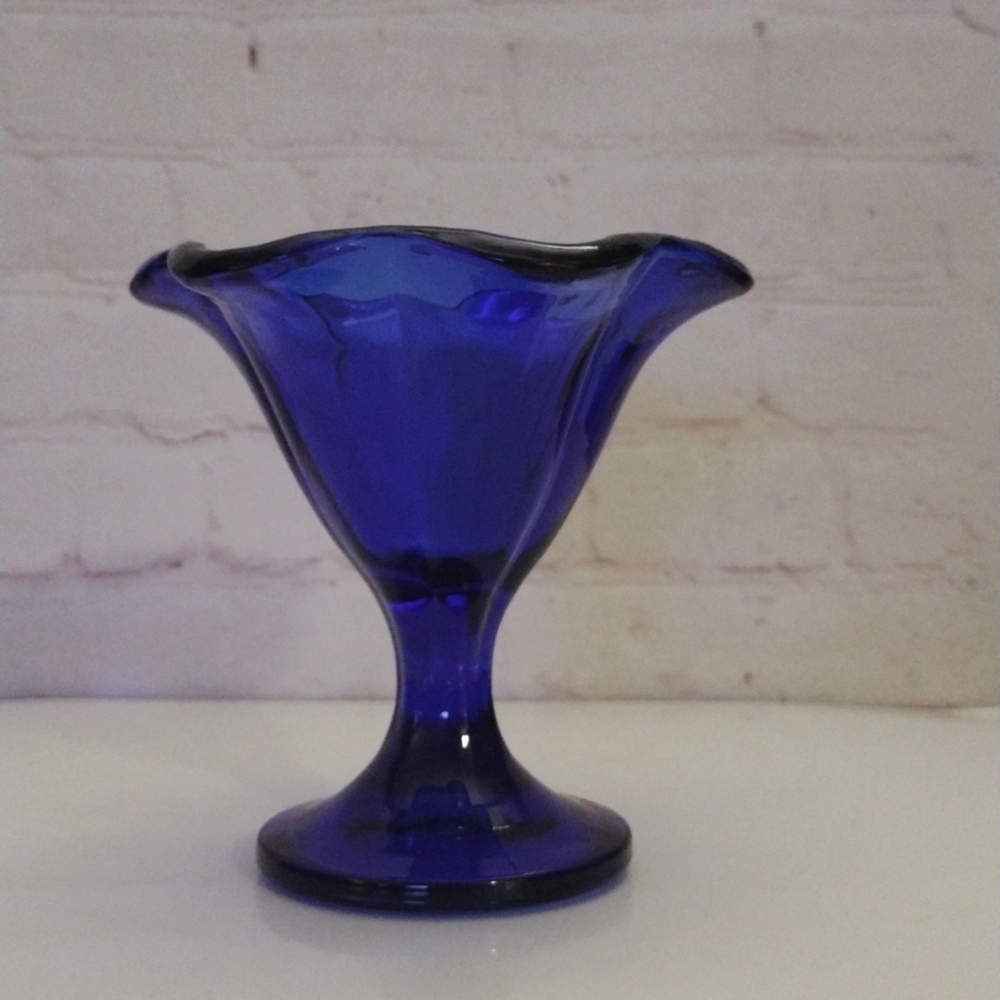 Vintage Italian Cobalt Blue Glass Tulip Cup - Picture 4 of 7